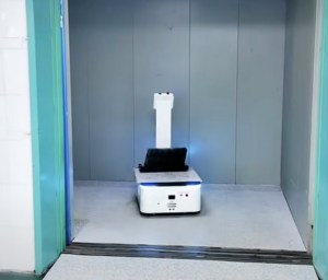 Robot sedang mengendarai lift