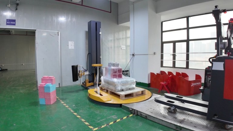 AMR Forklifts Transform Wrapping Tasks with Smart Docking